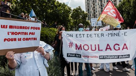 Des membres du&nbsp;personnel soignant manifestent pour réclamer plus de moyens au gouvernement, à Paris, le 11 juin 2020. (KARINE PIERRE / HANS LUCAS / AFP)