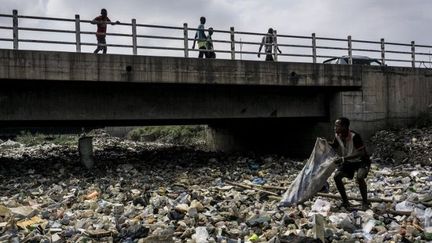 Sur la rivière Kulamu qui traverse le centre de Kinshasa en RDC le 31 mai 2018... (JOHN WESSELS / AFP)