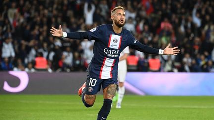 Neymar célèbre son ouverture du score face à l'OM, le dimanche 16 octobre 2022, au Parc des Princes. (FRANCK FIFE / AFP)