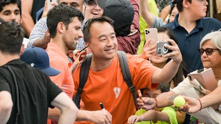 Le Serbe Novak Djokovic (à gauche) prend la pose avec les fans australiens, le 2 janvier 2023 à Adélaïde (Australie). (BRENTON EDWARDS / AFP)