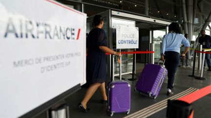 Des passagers en provenance de Paris arrivent à Cayenne, en Guyane, le 24 mars 2024. (LUDOVIC MARIN / AFP)