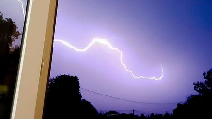 Un éclair lors d'un orage à&nbsp;Elbeuf (Seine-Maritime), le 26 mai 2018. (JEFF SEHIER / CROWDSPARK / AFP)