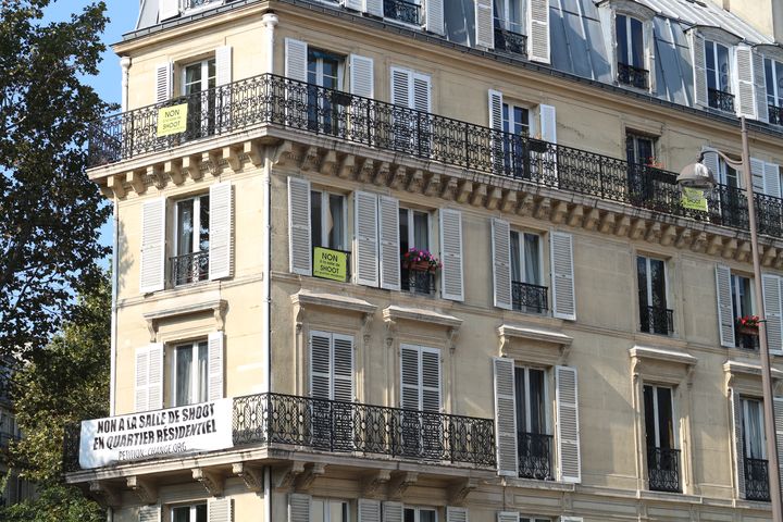 Des banderoles et pancartes contre l'ouverture d'une "salle de shoot" aux fenêtres d'un immeuble, dans le 10e arrondissement de Paris, le 11 octobre 2016. (BENOIT ZAGDOUN / FRANCEINFO)