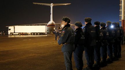 Des soldats russes le lundi 2 novembre 2015 sur le tarmac de l'aéroport de Saint-Petersbourg (Russie), à l'arrivée de l'avion transportant les corps de140 des 224 victimes du crash survenu samedi 31 octobre en Egypte. (REUTERS)