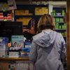 Une cliente dans une pharmacie de Briançon (Hautes-Alpes), le 20 octobre 2023. (THIBAUT DURAND / HANS LUCAS / AFP)