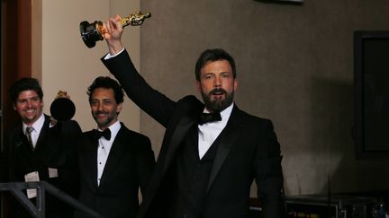 Ben Affleck brandit son Oscar du meilleur film pour Argo, le 24 f&eacute;vrier 2013 &agrave; Hollywood (Etats-Unis).&nbsp; (MIKE BLAKE / REUTERS )