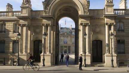 L'entr&eacute;e de l'Elys&eacute;e, vue depuis la rue du Faubourg Saint Honor&eacute;, le 3 juin 2010. (DANIEL THIERRY / PHOTONONSTOP / AFP)