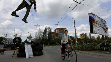 Un mannequin &agrave; l'effigie d'un soldat ukrainien est pendu &agrave; l'entr&eacute;e de Slaviansk (Ukraine), le 13 mai 2014. (YANNIS BEHRAKIS / REUTERS)