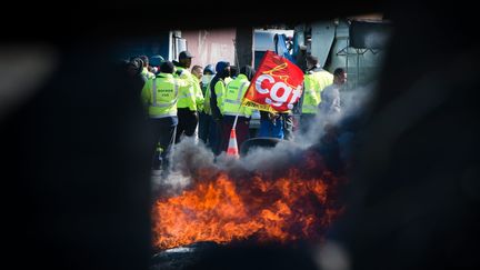 Des opposants à la loi Travail tiennent un blocage près de la raffinerie de Fos-sur-Mer, le 23 mai 2016. (MAXPPP)