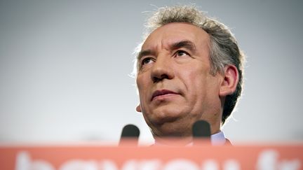 Le candidat centriste &agrave; la pr&eacute;sidentielle, Fran&ccedil;ois Bayrou, tient une conf&eacute;rence de presse au si&egrave;ge de son parti, &agrave; Paris, le 1er f&eacute;vrier 2012. (LIONEL BONAVENTURE /&nbsp;AFP PHOTO)