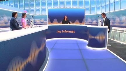 Tous les jours, les informés débattent de l'actualité autour de Salhia Brakhlia et Renaud Dély (FRANCEINFO / RADIO FRANCE)