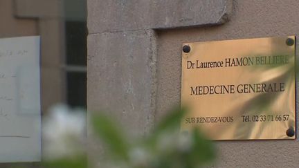 Déserts médicaux : un couple de médecins déménage et touche 100 000 euros (FRANCE 2)