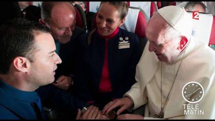 Le pape François célèbre le mariage d'un couple dans un avion