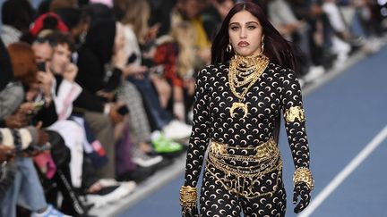 La fille de Madonna, la chanteuse et top-modèle américaine Lourdes Leon présente une création Marine Serre pendant la Paris Fashion Week masculine&nbsp; printemps-été 2023, le 25 juin 2022 à Vanves.&nbsp; (JULIEN DE ROSA / AFP)