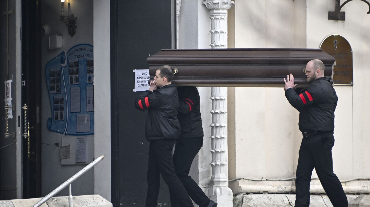 Emmanuel Macron salutes “courage” of Russians who paid tribute to Alexei Navalny during his funeral