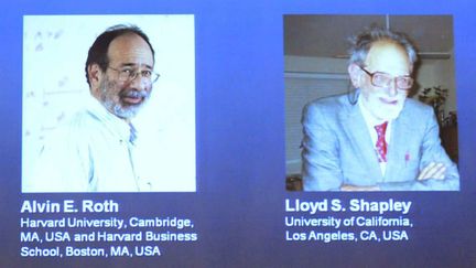 Les portraits projet&eacute;s des deux laur&eacute;ats du prix Nobel d'&eacute;conomie, Alvin E. Roth et Lloyd S. Shapley, le 15 octobre 2012 &agrave; Stockholm (Su&egrave;de). (SCANPIX SWEDEN / REUTERS)