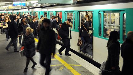 Des passagers dans le m&eacute;tro parisien le 28 octobre 2010. (MIGUEL MEDINA/AFP)