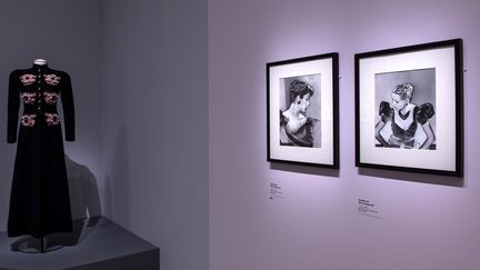 Vue de l'exposition "Man Ray et la mode" : manteau Elsa Schiaparelli en drap de laine avec des broderies de Lesage, 1938 (Rmn-Grand Palais 2020 / Photo Didier Plowy)