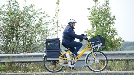 Un facteur à vélo, le 26 septembre 2016. (MAXPPP)