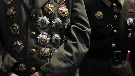 M&eacute;dailles militaires sur les uniformes de soldats nord-cor&eacute;ens pendant une c&eacute;r&eacute;monie dans le stade de Pyongyang (Cor&eacute;e du Nord), le 14 avril 2012. (BOBBY YIP / REUTERS)