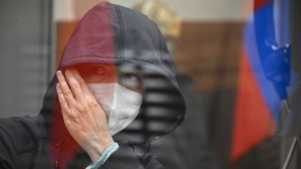 La journaliste Alsu Kurmasheva lors d'une audience au tribunal Sovetski de Kazan (Russie), le 20 octobre 2023. (ALEXANDER NEMENOV / AFP)