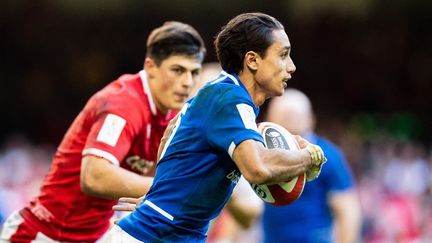 La semaine dernière, l'Italie mettait fin à une série de 36 défaites d'affilée lors du tournoi des VI nations. Et c'est un jeune joueur de Grenoble en Pro D2, Ange Capuozzo qui a été le héros de cette victoire historique contre le Pays de Galles. Stade 2 l'a rencontré.