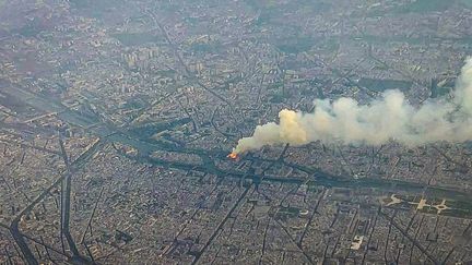 Un panache de fumé qui s'étend sur une dizaine de kilomètres et des flammes visibles depuis un avion de ligne. Le passager d'un vol commercial a filmé l'incendie de la cathédrale Notre-Dame, lundi 15 avril, alors que son avion survolait Paris.