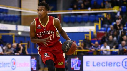 Frank Ntilikina, meneur de la SIG, lors d'un match de Pro A sur le parquet du Paris-Levallois, en mai 2016 (ANTHONY MASSARDI / MAXPPP)