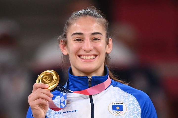 Nora Gjakova avec sa médaille d'or, le 26 juillet 2021.&nbsp; (FRANCK FIFE / AFP)