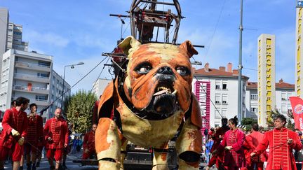 Le Bull Machin de Villeurbanne, création de la compagnie Royal de Luxe, dans les rues de Villeurbanne le 23 septembre 2022 (RICHARD MOUILLAUD / MAXPPP)