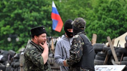 Des militants pro-russes gardent leur barricade dans la ville de Donetsk en Ukraine le 12 mai 2014. (GENYA SAVILOV / AFP)