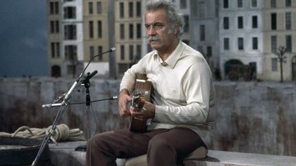 Georges Brassens chante dans un décor reconstituant le port de Sète pour l'émission "Numéro un". 
 (JEAN PIERRE LETEUIL / INA)