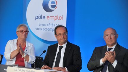 François Hollande accompagné de la directrice d'un bureau Pôle emploi et de Michel Sapin, le 6 août 2013 à la Roche-sur-Yon. (FRANK PERRY / AFP)