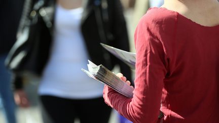 La traditionnelle distribution de tracts sur les marchés ne sera pas possible si le second tour des municipales a lieu en juin, en raison de l'épidémie de Covid-19 (SGAUDARD / MAXPPP)