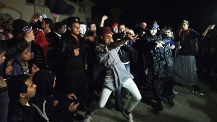 De jeunes Egyptiens dansent le "Harlem Shake" devant le quartier g&eacute;n&eacute;ral des Fr&egrave;res musulmans au Caire (Egypte), le 28 f&eacute;vrier 2013. (GIANLUIGI GUERCIA / AFP)