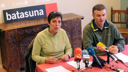 Maite Goyenetxe (G) et&nbsp;Jean-Claude Aguerre, deux militants du parti ind&eacute;pendantiste basque Batasuna, annoncent la dissolution du mouvement, &agrave; Bayonne&nbsp;(Pyr&eacute;n&eacute;es-Atlantiques), le 3 janvier 2012. (GAIZKA IROZ / AFP)