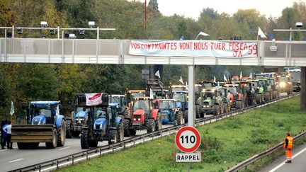 Des manifestants anti-&eacute;cotaxe d&eacute;filent &agrave; proximit&eacute; de Valenciennes (Nord), le 8 novembre 2013. (FRANCOIS LO PRESTI / AFP)