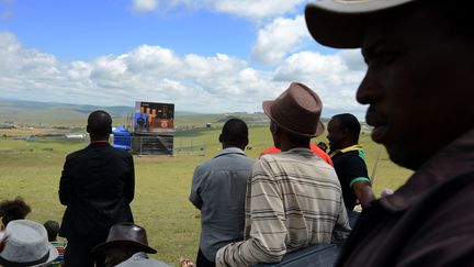 L'Afrique du Sud est rest&eacute;e fig&eacute;e pour suivre ces fun&eacute;railles, retransmises &agrave; la t&eacute;l&eacute;vision et sur &eacute;crans g&eacute;ants. De nombreux magasins sont rest&eacute;s ferm&eacute;s, contrairement &agrave; l'usage dans la p&eacute;riode qui pr&eacute;c&egrave;de No&euml;l. (ROBERTO SCHMIDT / AFP)