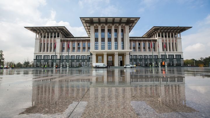 Le nouveau palais pr&eacute;sidentiel turc, &agrave; Anakara, la capitale de la Turquie, le 29 octobre 2014. (AYKUT UNLUPINAR / ANADOLU AGENCY / AFP)