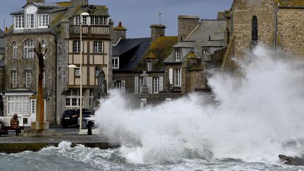 De fortes vagues lors du passage de la tempête Ciara à Barfleur (Manche), le 10 février 2020. (MAXPPP)