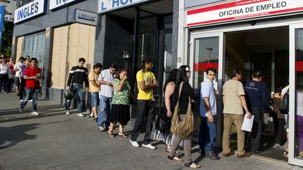 File d'attente devant une agence pour l'emploi dans le centre de Madrid (Espagne), le 4 juin 2012. (DOMINIQUE FAGET / AFP)