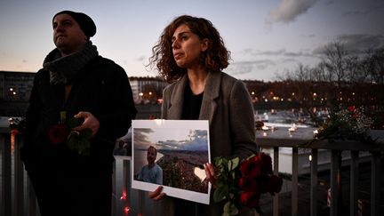 Un rassemblement organisé à Lyon le 27 décembre 2022 en hommage à Mohammad Moradi, un Iranien de 38 ans, au lendemain de son suicide dans le Rhône. (JEFF PACHOUD / AFP)