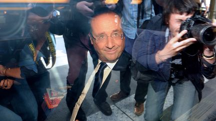 Le pr&eacute;sident Fran&ccedil;ois Hollande photographi&eacute; au d&eacute;part de son train en direction d'Hy&egrave;res (Var) le 2 ao&ucirc;t 2012. (MEHDI FEDOUACH / AFP)