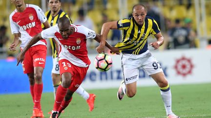 Le Monégasque Djibril Sidibé à la lutte avec Aatif Chahechouhe. (METIN PALA / ANADOLU AGENCY)