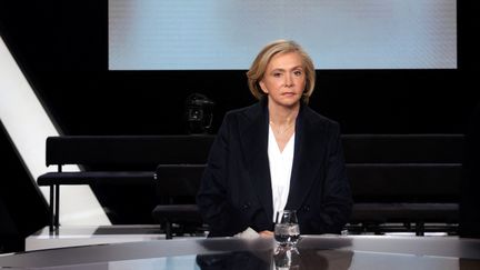 La candidate LR Valérie Pécresse sur le plateau de l'émission "Elysée 2022" de France 2, le 5 avril 2022. (THOMAS COEX / AFP)