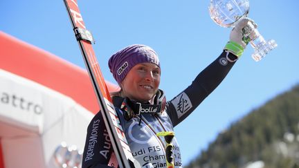 Le Globe de Cristal remporté par Tessa Worley la saison dernière symbolise parfaitement la réussite des Bleus en slalom géant. (EZRA SHAW / GETTY IMAGES NORTH AMERICA)