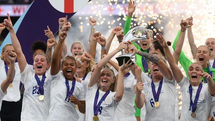 Les Anglaises soulèvent le trophée de l'Euro sur la pelouse de Wembley, le 31 juillet 2022. (FRANCK FIFE / AFP)