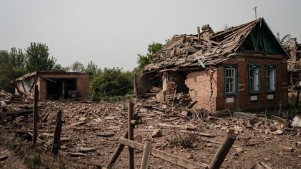 Des maisons détruites par les bombardements, le 8 mai 2022 à Seversk (Ukraine). (YASUYOSHI CHIBA / AFP)