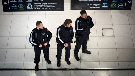 Des&nbsp;agents de sûreté&nbsp;de la SNCF à la gare du Nord, à Paris, le 23 octobre 2018. (LIONEL BONAVENTURE / AFP)