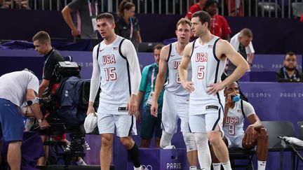 L'ancien joueur NBA Jimmer Fredette, désormais membre de l'équipe des Etats-Unis de basket 3x3, et ses coéquipiers lors des Jeux olympiques, le 1er août 2024. (DAVID GRAY / AFP)